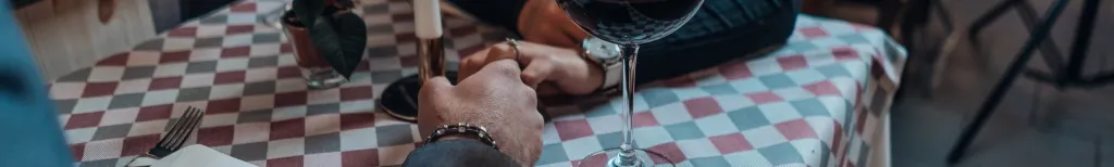 Diner dating: voor- en nadelen van een date diner voor ouderen